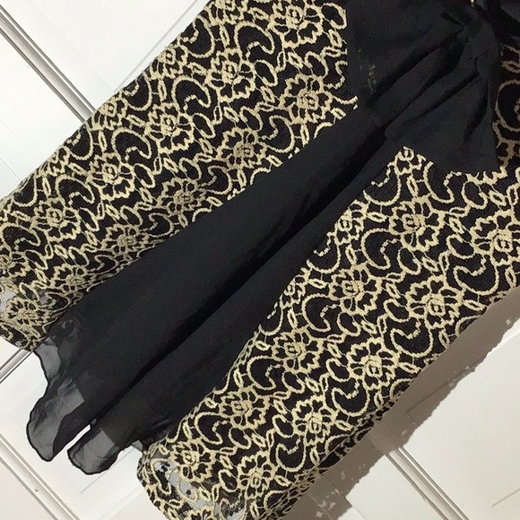 Julie’s Closet Chic Black and Cream Lace and Sheer  Sleeveless Blouse - Picture 3 of 13